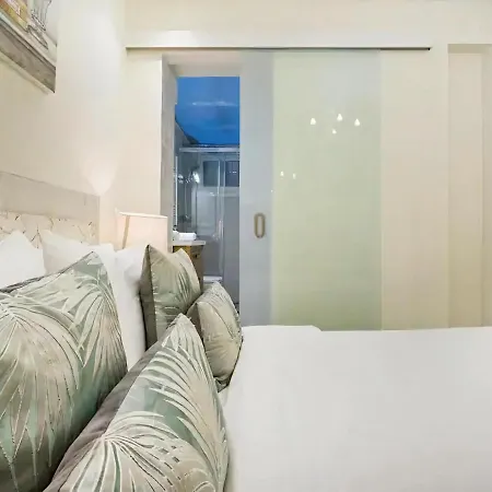 Spaces Mediterranean 4 Bedroom, 4 Bathroom, Huge Terrace, Jacuzzi- Sleeps 9