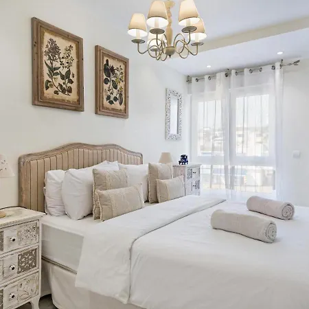 Spaces Mediterranean 4 Bedroom, 4 Bathroom, Huge Terrace, Jacuzzi- Sleeps 9 Appartement