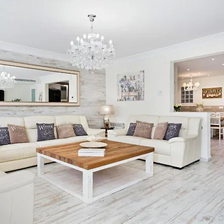 Spaces Mediterranean 4 Bedroom, 4 Bathroom, Huge Terrace, Jacuzzi- Sleeps 9 *