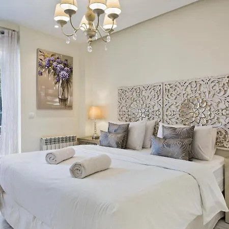 Apartment Spaces Mediterranean 4 Bedroom, 4 Bathroom, Huge Terrace, Jacuzzi- Sleeps 9 Sitges