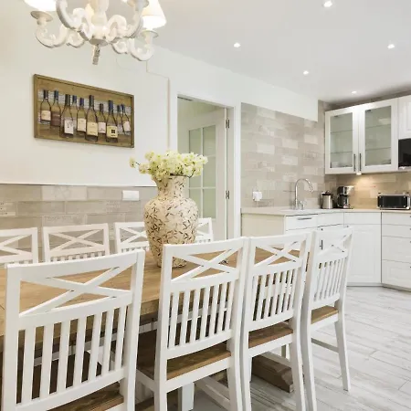 Spaces Mediterranean 4 Bedroom, 4 Bathroom, Huge Terrace, Jacuzzi- Sleeps 9