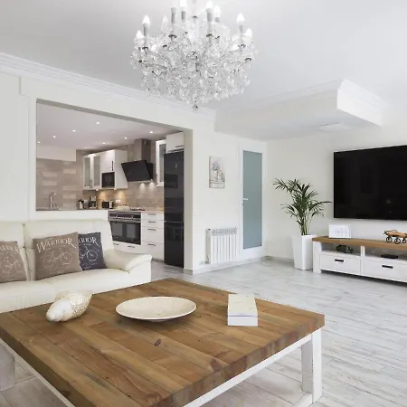 Apartment Spaces Mediterranean 4 Bedroom, 4 Bathroom, Huge Terrace, Jacuzzi- Sleeps 9 *