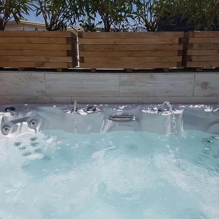 Spaces Mediterranean 4 Bedroom, 4 Bathroom, Huge Terrace, Jacuzzi- Sleeps 9 * סיטגס