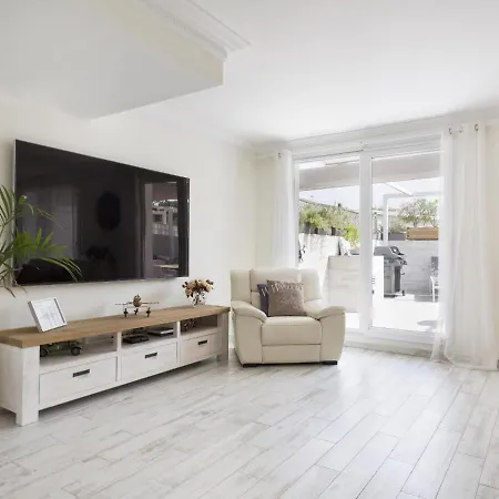 Spaces Mediterranean 4 Bedroom, 4 Bathroom, Huge Terrace, Jacuzzi- Sleeps 9 * Sitges