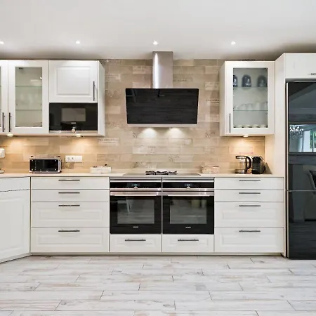 Apartment Spaces Mediterranean 4 Bedroom, 4 Bathroom, Huge Terrace, Jacuzzi- Sleeps 9 Sitges