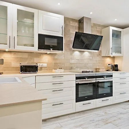 Spaces Mediterranean 4 Bedroom, 4 Bathroom, Huge Terrace, Jacuzzi- Sleeps 9