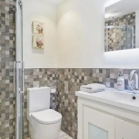 Spaces Mediterranean 4 Bedroom, 4 Bathroom, Huge Terrace, Jacuzzi- Sleeps 9 סיטגס