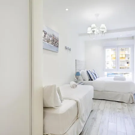 Apartment Spaces Mediterranean 4 Bedroom, 4 Bathroom, Huge Terrace, Jacuzzi- Sleeps 9 Sitges