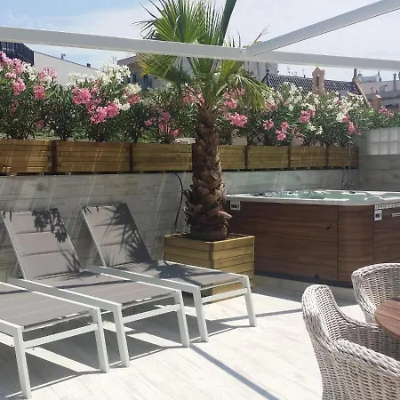 Spaces Mediterranean 4 Bedroom, 4 Bathroom, Huge Terrace, Jacuzzi- Sleeps 9 Apartment