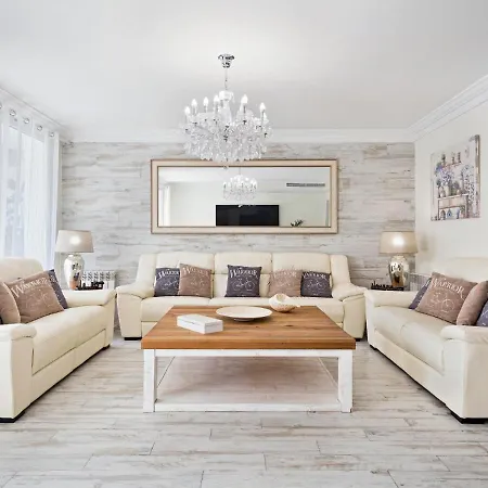 Spaces Mediterranean 4 Bedroom, 4 Bathroom, Huge Terrace, Jacuzzi- Sleeps 9 Sitges