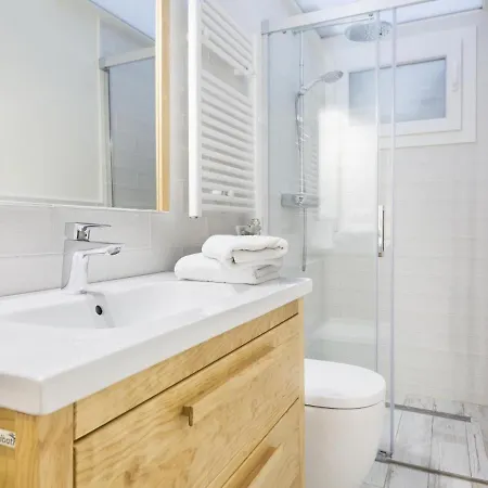 Spaces Mediterranean 4 Bedroom, 4 Bathroom, Huge Terrace, Jacuzzi- Sleeps 9 Apartment