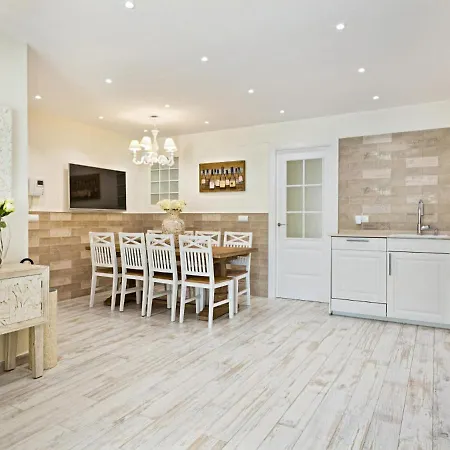 Spaces Mediterranean 4 Bedroom, 4 Bathroom, Huge Terrace, Jacuzzi- Sleeps 9 Apartment *