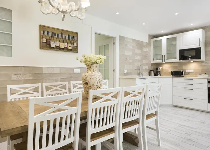 Spaces Mediterranean 4 Bedroom, 4 Bathroom, Huge Terrace, Jacuzzi- Sleeps 9