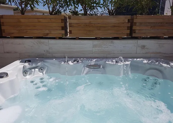 Spaces Mediterranean 4 Bedroom, 4 Bathroom, Huge Terrace, Jacuzzi- Sleeps 9 * Sitges