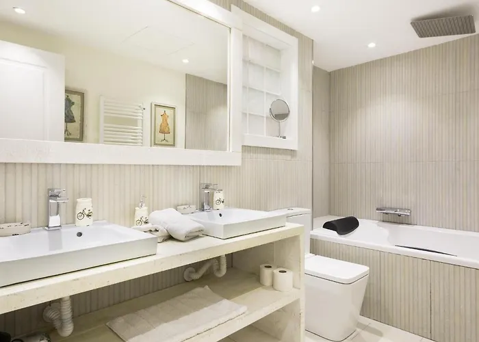 Spaces Mediterranean 4 Bedroom, 4 Bathroom, Huge Terrace, Jacuzzi- Sleeps 9