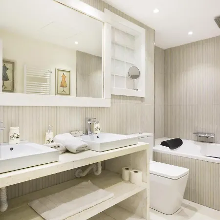 Spaces Mediterranean 4 Bedroom, 4 Bathroom, Huge Terrace, Jacuzzi- Sleeps 9